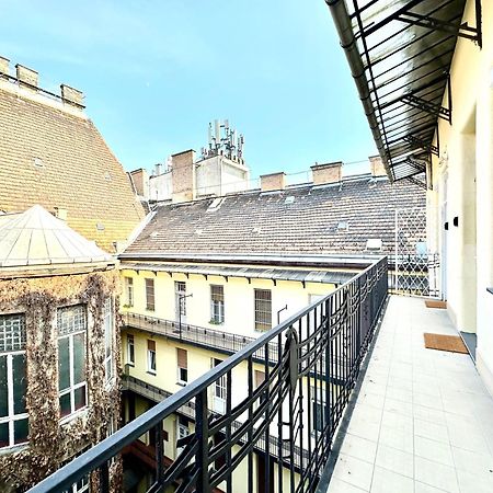 Modern Studio With City Skyline View - Green Skyline Apartment Budapest Exterior photo