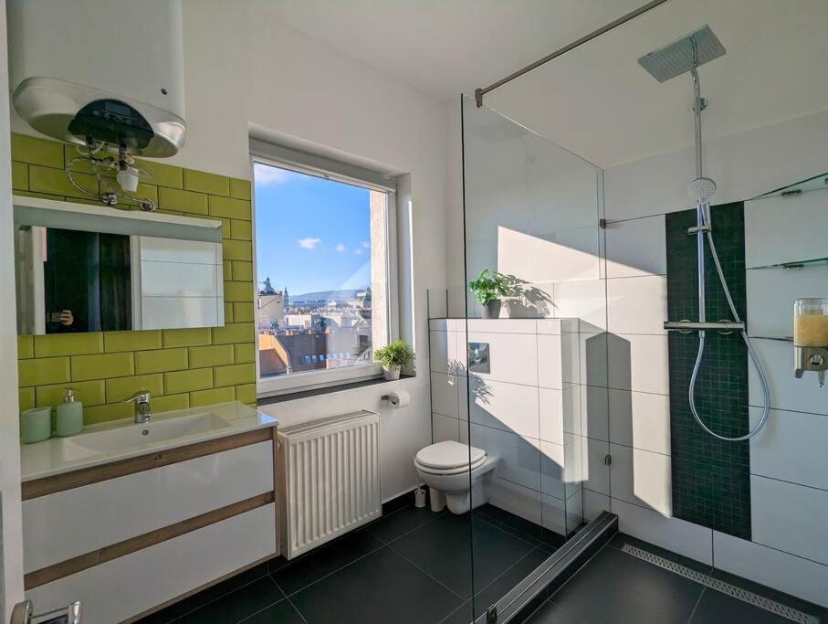 Modern Studio With City Skyline View - Green Skyline Apartment Budapest Exterior photo