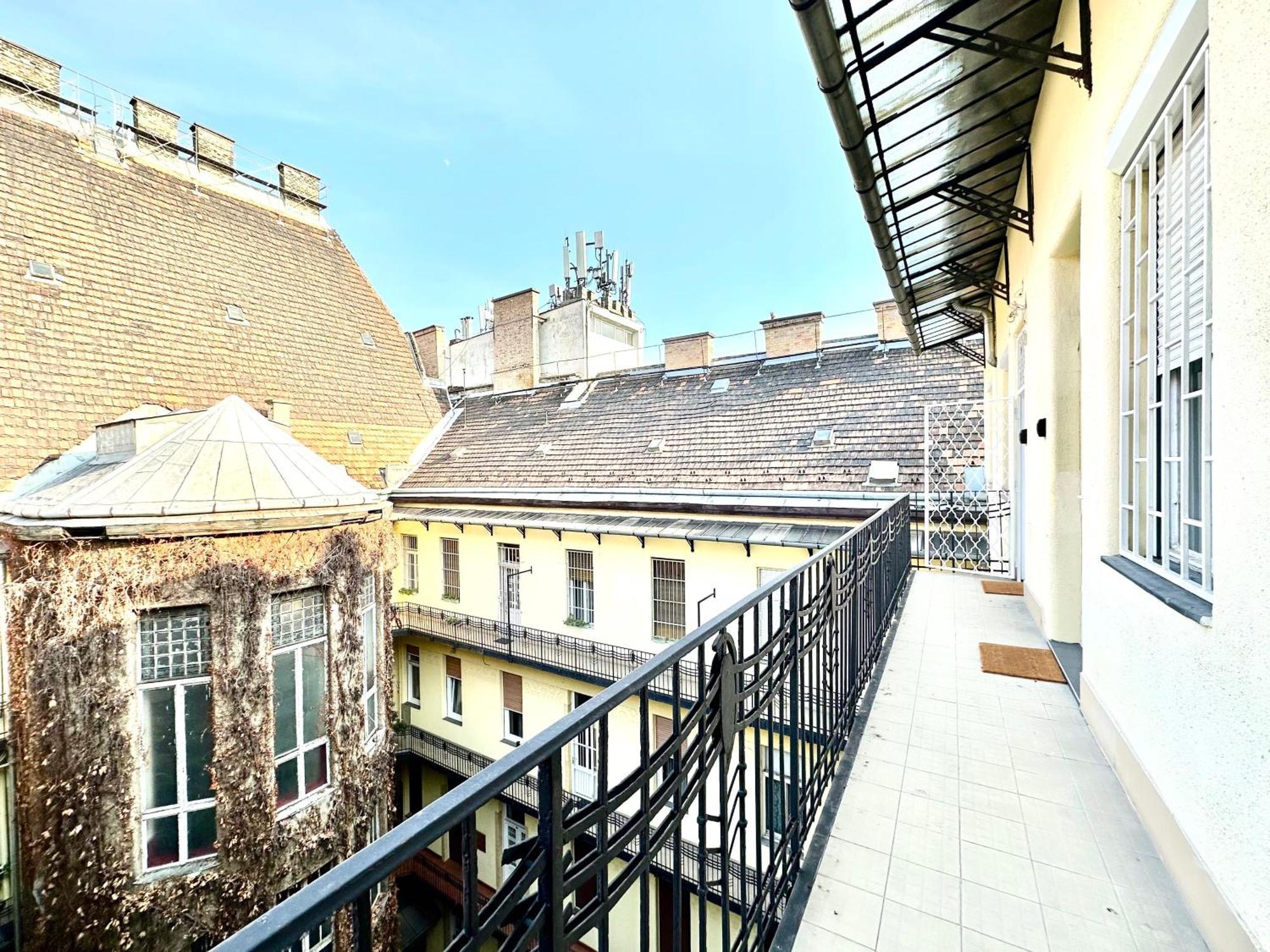 Modern Studio With City Skyline View - Green Skyline Apartment Budapest Exterior photo